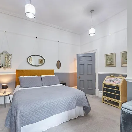 Host & - Windsor Nook *
